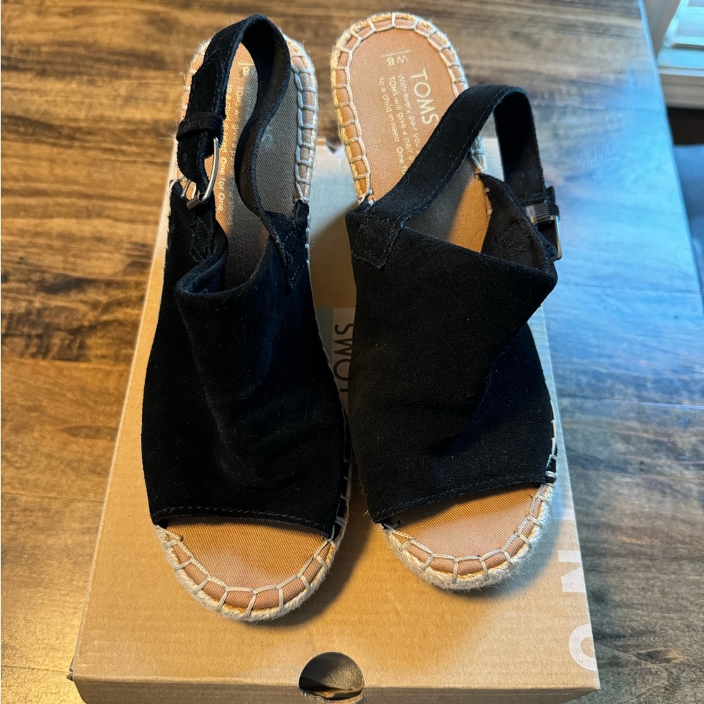 Womens Tom’s sandals. Black size 8